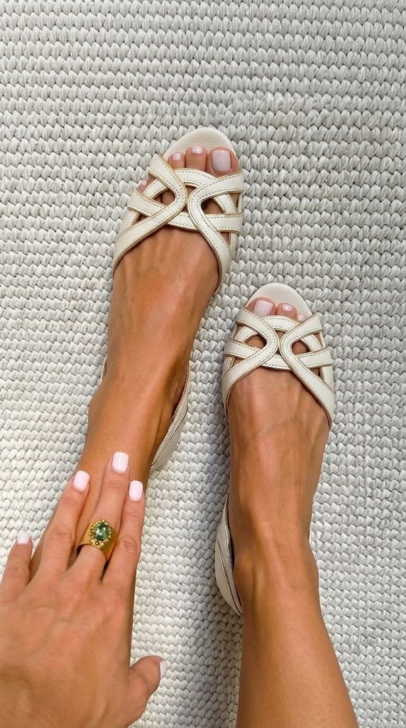 Camilla | Eleganta, vävda sandaler i krämfärg