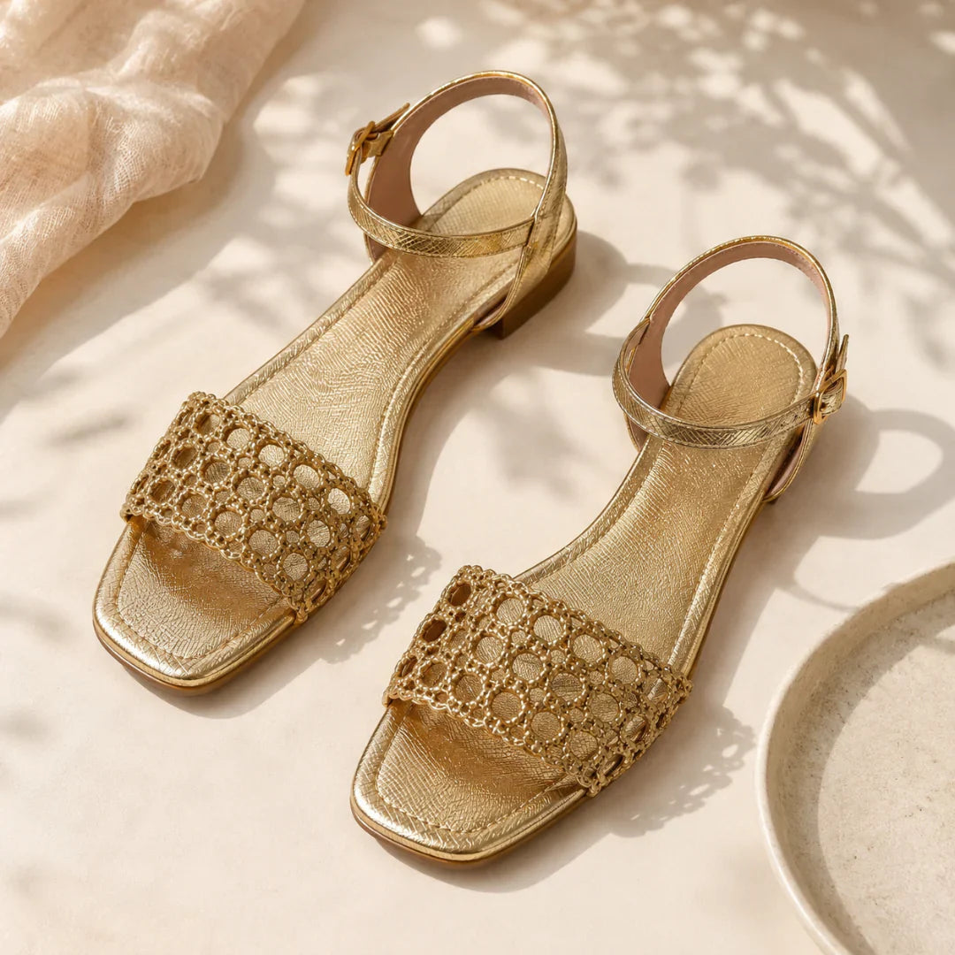 Aurora | Guldiga sandaler med sommarstämning