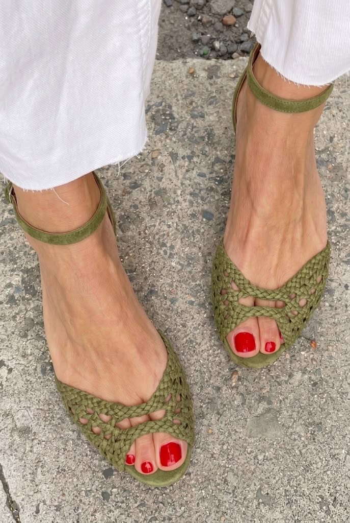 Isadora | Guldfärgade flätade sandaler
