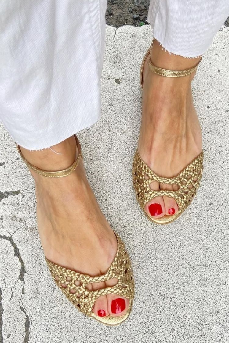 Isadora | Guldfärgade flätade sandaler