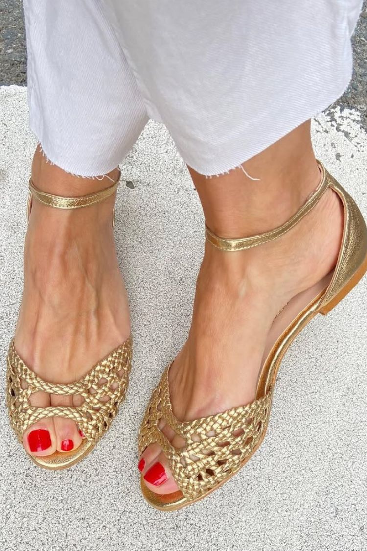 Isadora | Guldfärgade flätade sandaler