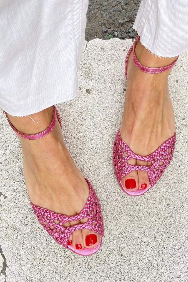 Isadora | Guldfärgade flätade sandaler
