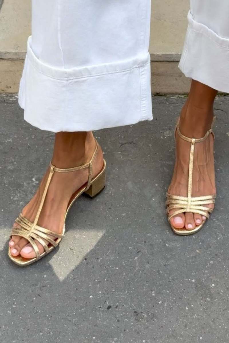 Allegra | Guldfärgade sandaler för vardaglig elegans