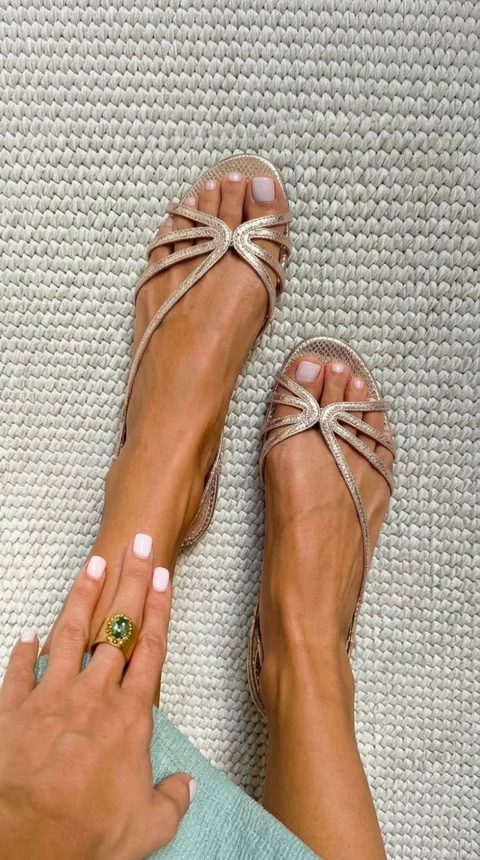 BIANCA | GINEVRA-SANDALER I GULD – SOMMARENS ELEGANSS