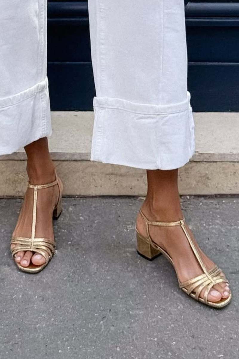 Allegra | Guldfärgade sandaler för vardaglig elegans