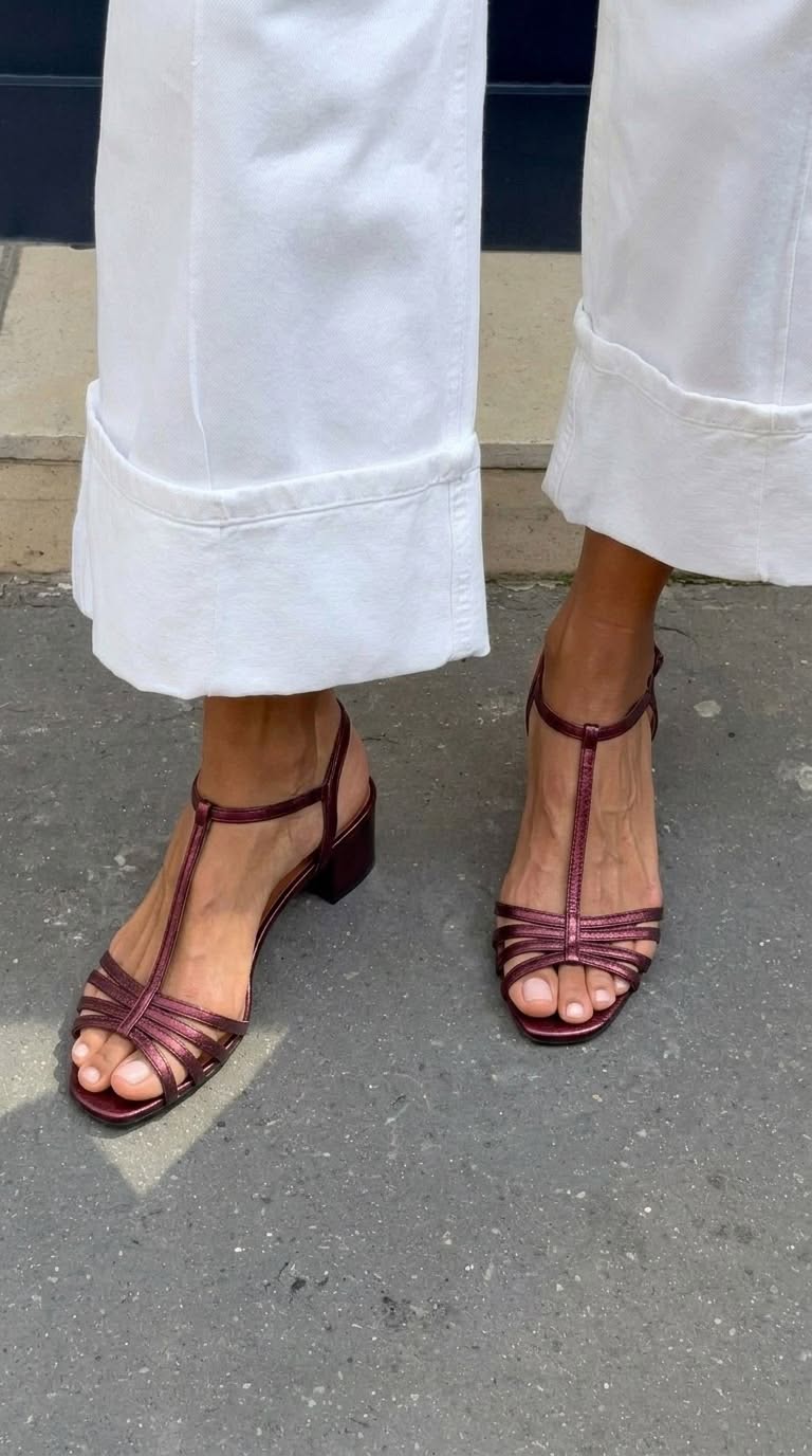 Allegra | Guldfärgade sandaler för vardaglig elegans