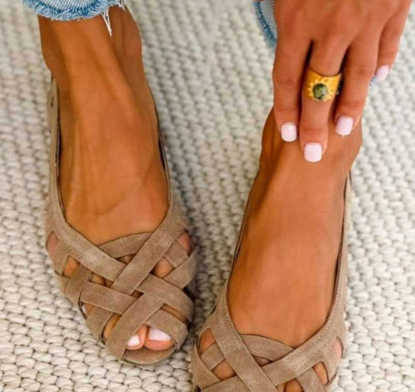 Platta sandaler med öppen tå och korsvävt tyg