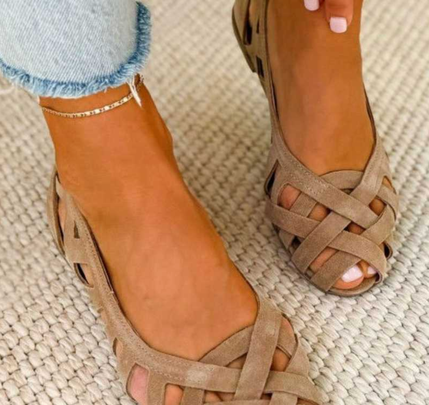 Platta sandaler med öppen tå och korsvävt tyg