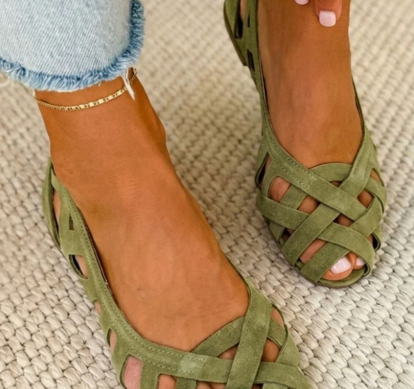 Platta sandaler med öppen tå och korsvävt tyg