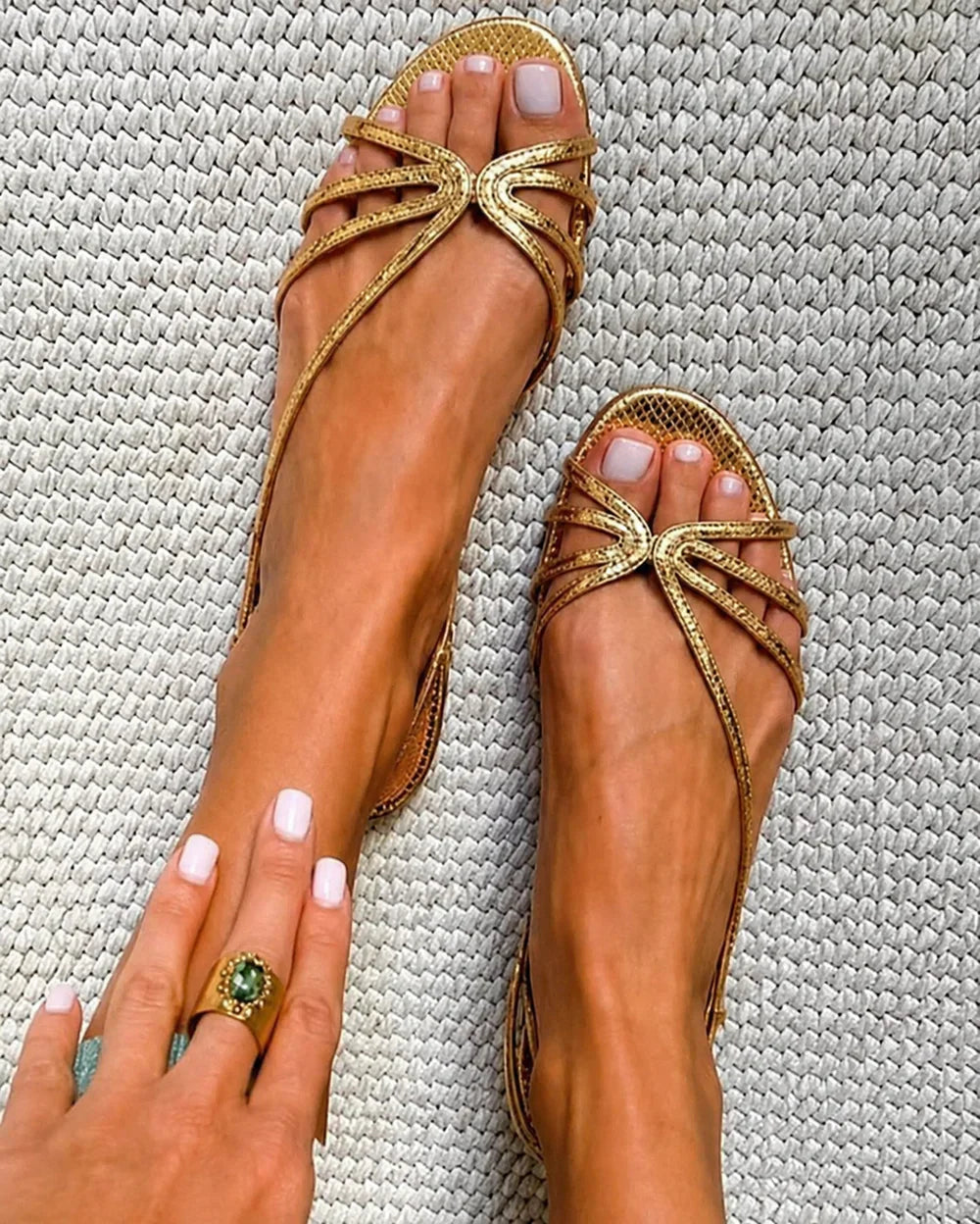 BIANCA | GINEVRA-SANDALER I GULD – SOMMARENS ELEGANSS