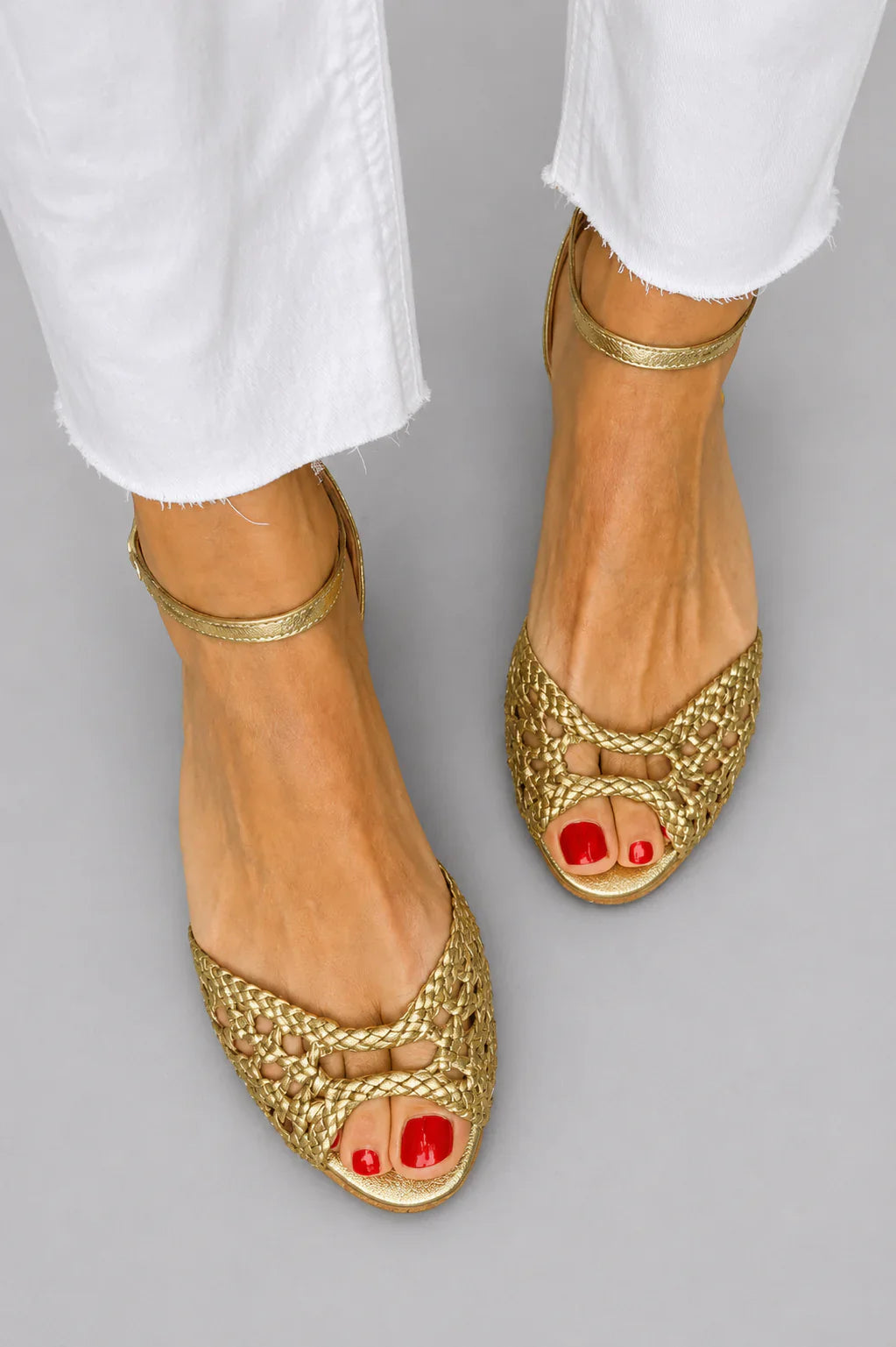 Isadora | Guldfärgade flätade sandaler