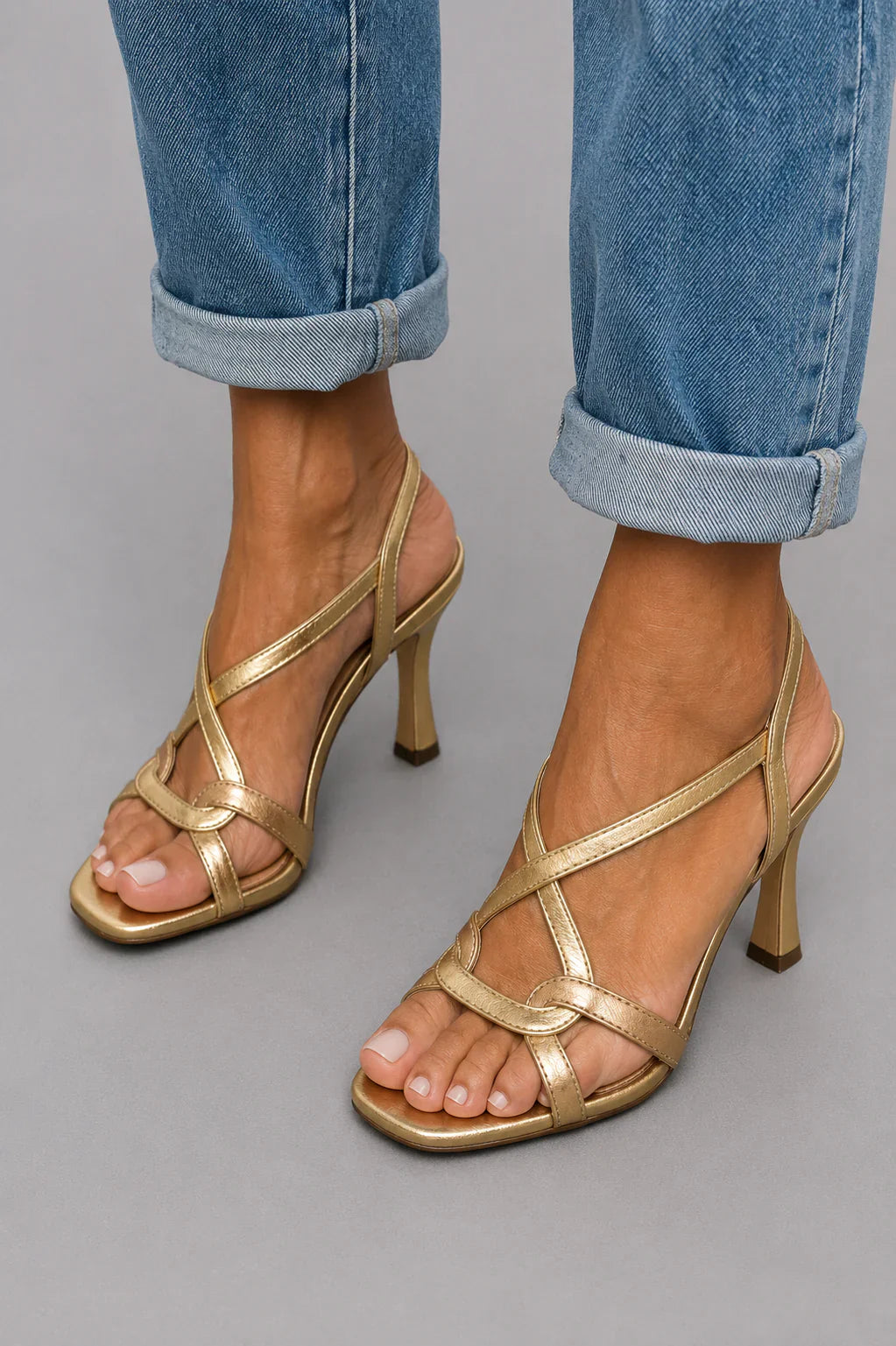 Elisabetta | Guldfärgade sandaler – Sommarens charm