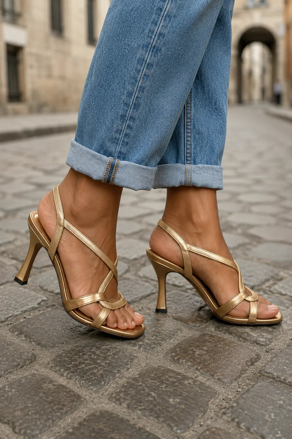 Elisabetta | Guldfärgade sandaler – Sommarens charm