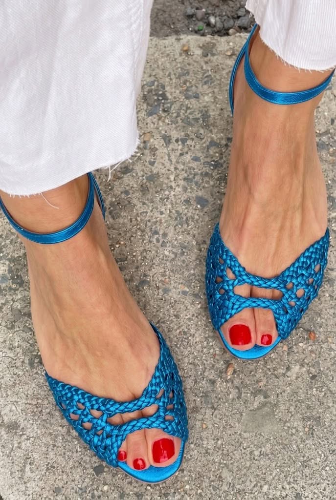 Isadora | Guldfärgade flätade sandaler